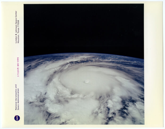 Nasa.Vue du globe terrestre. Ouragan Emilia sur l’Est de l’Océan Pacifique depuis la navette spatiale Columbia (Mission STS065). Tirage chromogénique d’époque sur papier Kodak. 20,3 x 25,4 cm.