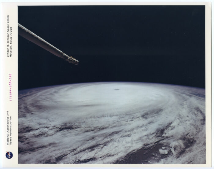 Nasa.Vue du globe terrestre. Ouragan Florence sur l’Atlantique Nord depuis la navette spatiale Atlantis (Mission STS 066). Tirage chromogénique d’époque sur papier Kodak. 25,4 x 20,3 cm