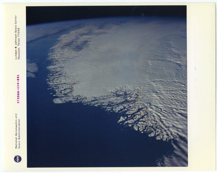Nasa.Vue du globe terrestre, sud-ouet du Groënland. Navette spatiale Atlantis (Mission STS066). Tirage chromogénique d’époque sur papier Kodak. 20,3 x 25,4 cm.