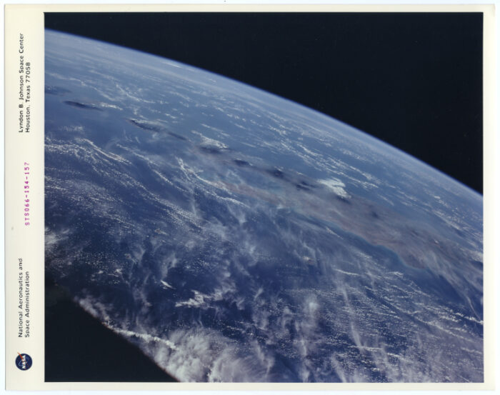 Nasa.Vue du globe terrestre. Territoire d’Indonésie depuis la navette spatiale Atlantis (Mission STS 066). Tirage chromogé_x0081_nique d’époque sur papier Kodak. 20,3 x 25,4 cm.