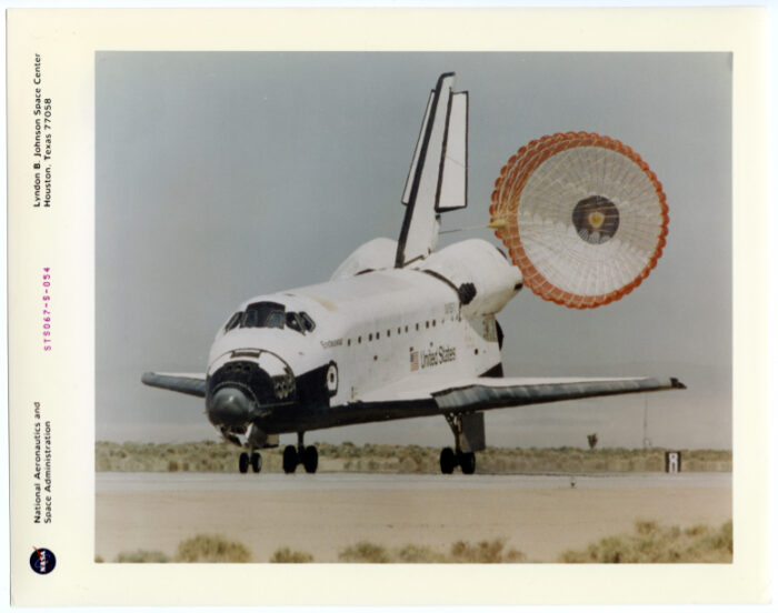 Nasa.Atterrissage de la navette spatiale Endeavour (STS067). Tirage chromogénique d’époque. 20,3 x 25,4 cm.