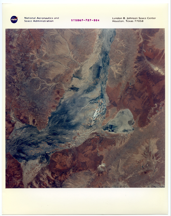 Nasa.Vue de la Terre. Australie. Lac Yamma Yamma. Navette spatiale Discovery (Mission STS067). Tirage chromogénique d’époque sur papier Kodak. 25,4 x 20,3 cm.