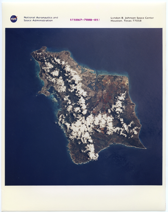 Nasa.Vue de la Terre. USA, Hawaï¯, Azle Oahu. Navette spatiale Discovery (Mission STS067). Tirage chromogénique d’époque sur papier Kodak. 20,3 x 25,4 cm. Nasa.Vue de la Terre. USA, Hawaï¯, Azle Oahu. Navette spatiale Discovery (Mission STS067). Tirage chromogénique d’époque sur papier Kodak. 20,3 x 25,4 cm.