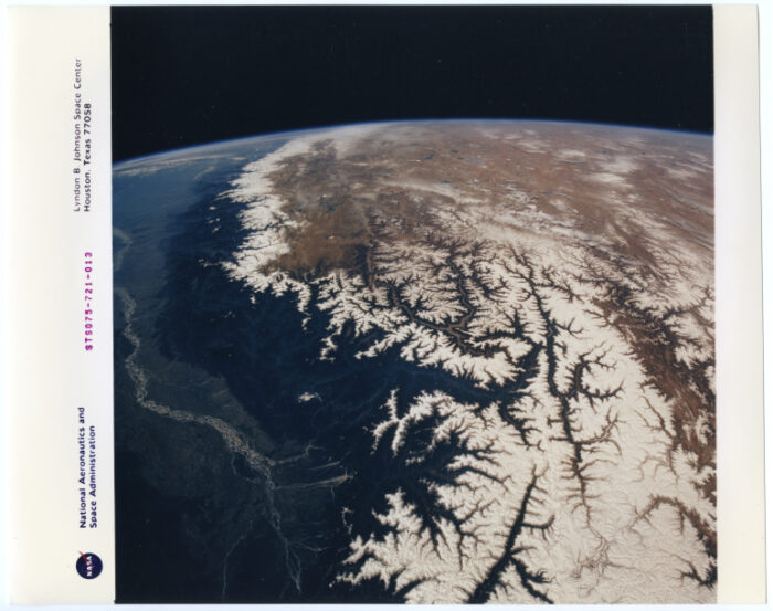 Nasa.Vue du globe terrestre. L’Himalaya depuis la navette spatiale Columbia (Mission STS 075). Tirage chromogénique d’époque sur papier Kodak. 20,3 x 25,4 cm