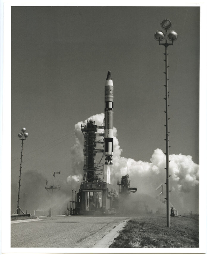 1965. Lancement de la fusée Gémini IV depuis Kap Kennedy le 3 juin 1965 emportant Ed. White, 1er américain à sortir dans l’Espace